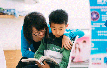 Junyi Fei working with student