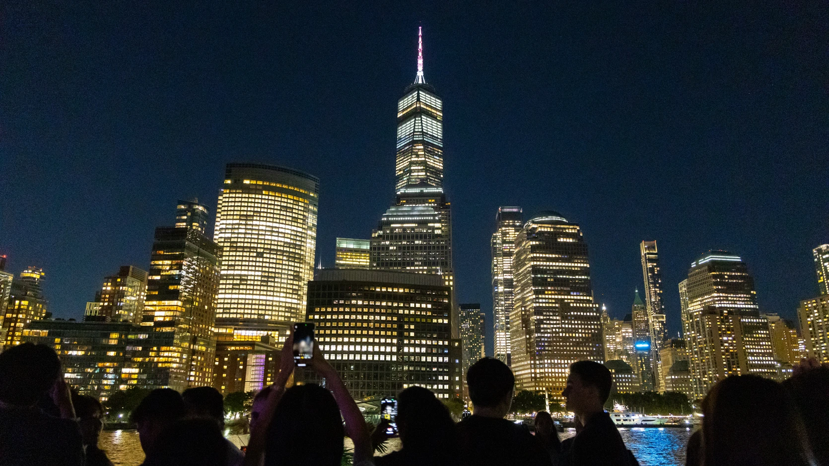 Undergraduate students taking photos of NYC skyline