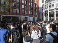 Students gather on Gould Plaza for the NYU Stern Undergraduate College Orientation