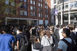 Students gather on Gould Plaza for the NYU Stern Undergraduate College Orientation