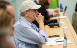 zur shapira listening to lecture