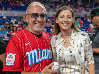 Caroline O’Connor (MBA ’08) poses with Emilio Estefan