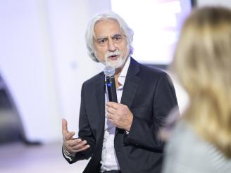 Professor Vasant Dhar in conversation with Joyce Phillips (MBA '92)