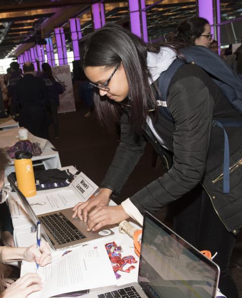 Student signs up for Lacrosse Club at NYU