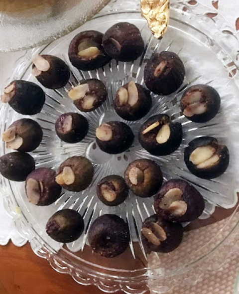 A plate of baked figs A plate of baked figs