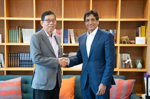 Richard Tsai shakes hands with Arun Sundararajan