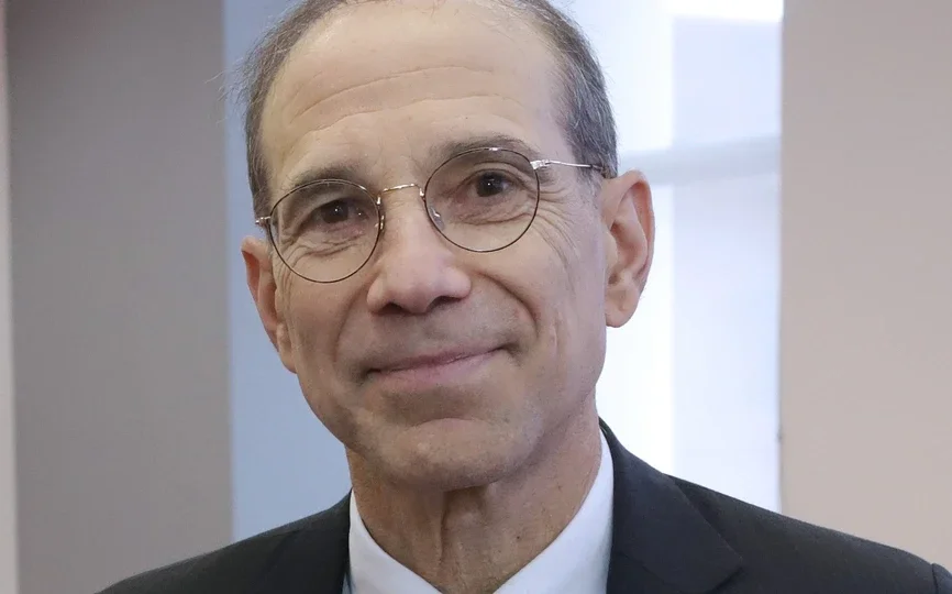 Professor Zarowin headshot