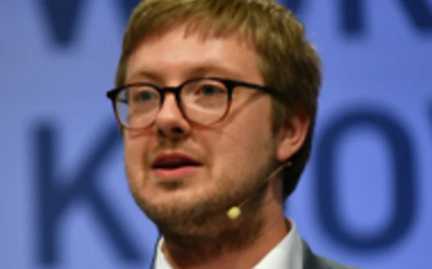 headshot of johannes stroebel