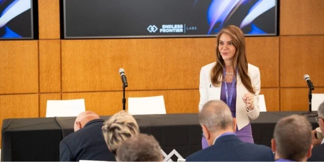 Elizabeth Elting addresses an audience