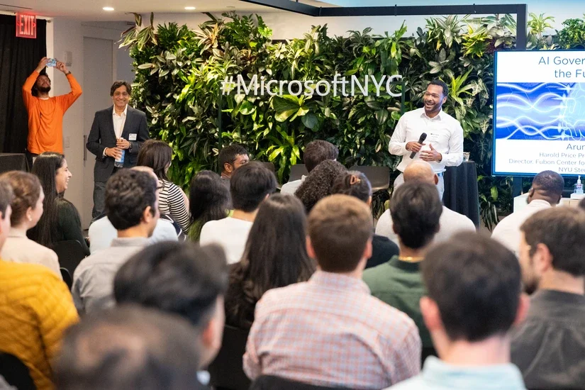 Microsoft Corporate Ambassador Earl Fitzhugh (MBA ’12), the incoming Chair of the Alumni Council, introduces Professor Arun Sundararajan