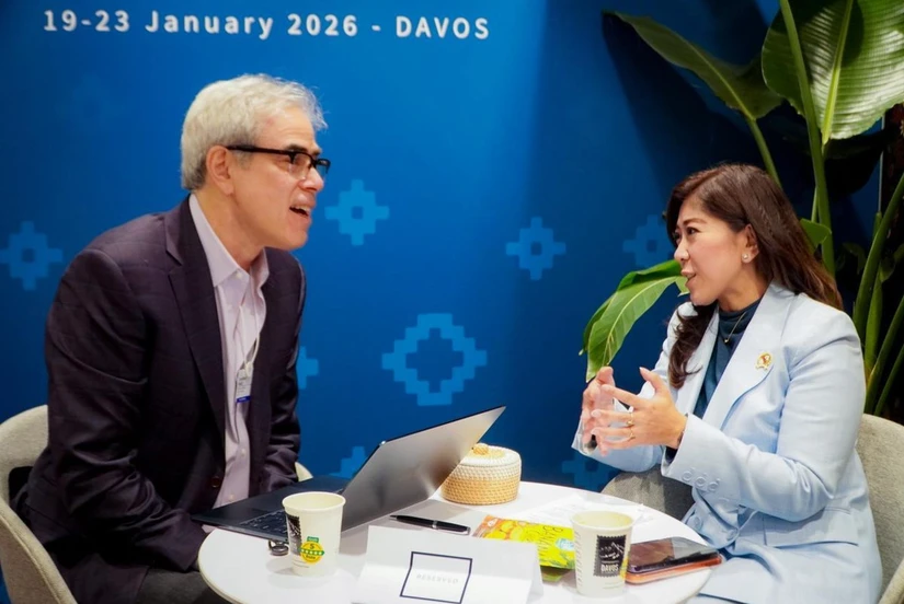 Jonathan Haidt with Meutya Hafid